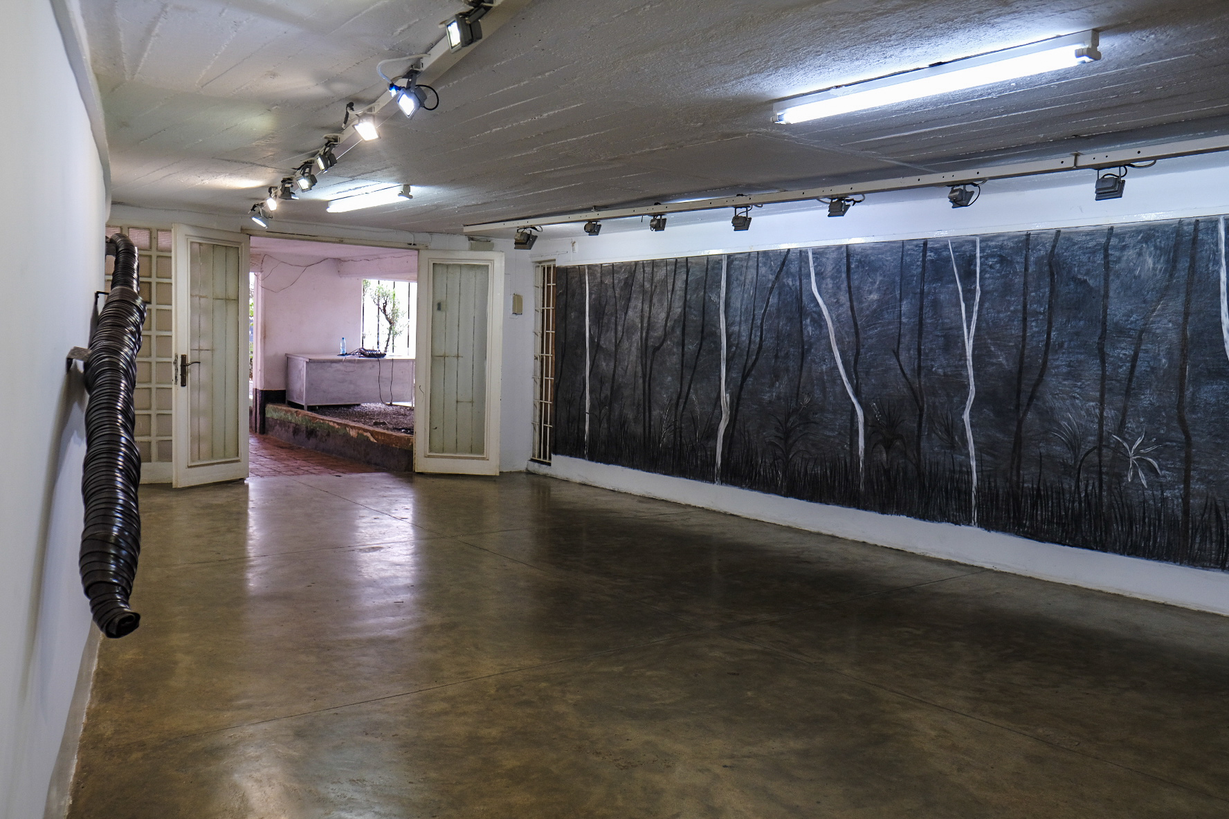 Sandra Mujinga_Soil Protectors #482 (g) Felix Shumba_ Non-Payment for the Signing Ropes _ Scene II (r)_Galerie Dialogue_octobre 2026© Nico Wassa(2)